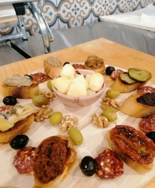Planche de bruschette, olives et charcuterie