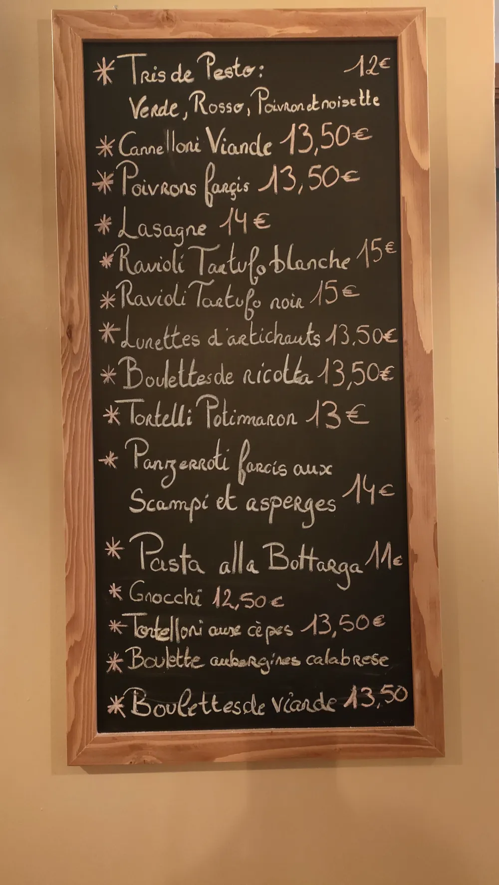 L'ardoise des spécialités de Papà Ciccio, écrite à la craie