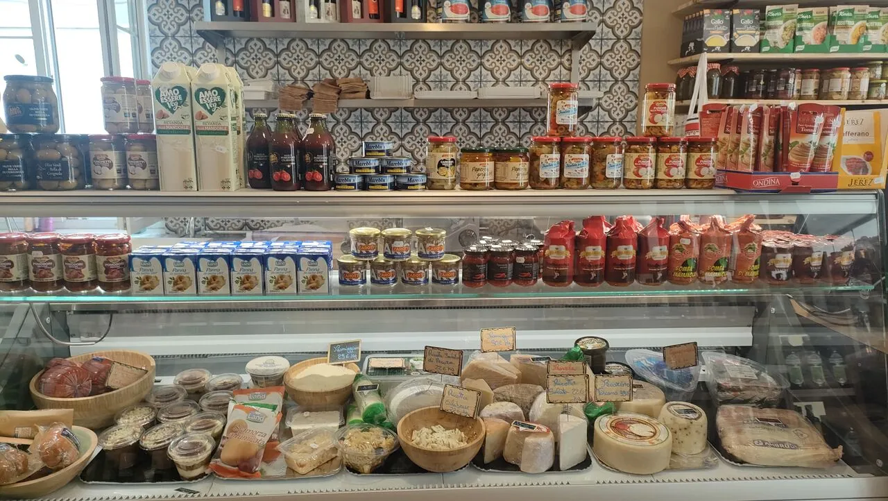 Vitrine réfrigérée de fromages et charcuterie