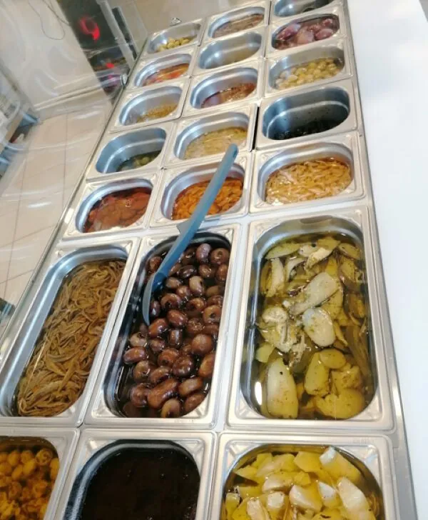 Bacs d'antipasti, olives et artichauts
