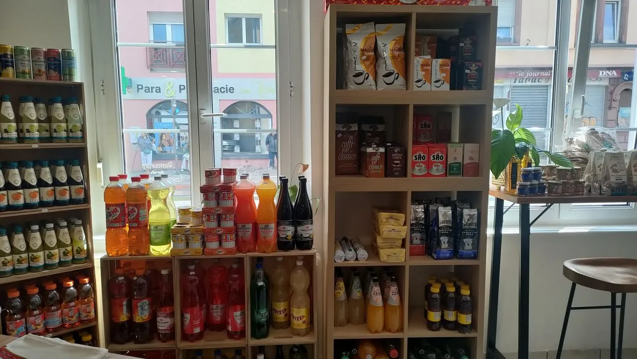 Boissons italiennes et épicerie près de la fenêtre