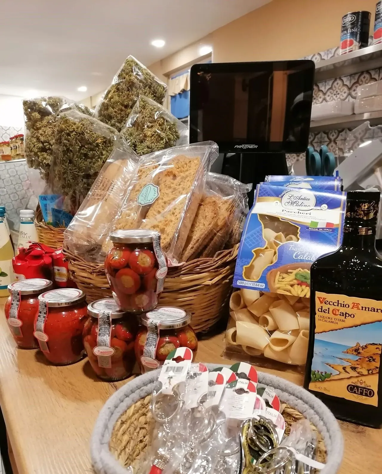 Pâtes, bocaux et huile d'olive sur le comptoir