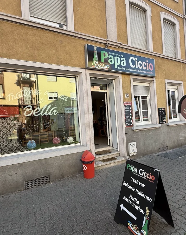 La devanture de Papà Ciccio, enseigne bleue et chevalet sur le trottoir