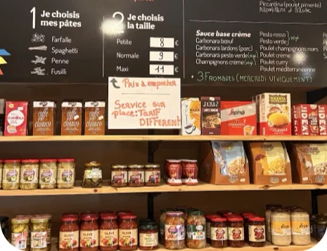 Le tableau noir des pâtes au-dessus des étagères